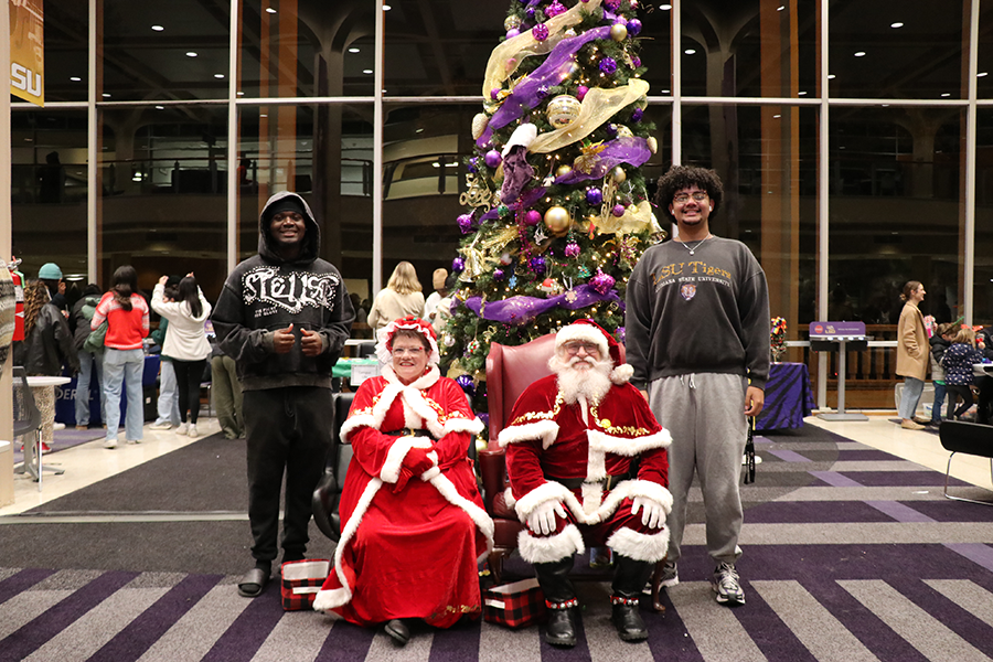 students with Santa and Mrs. Claus